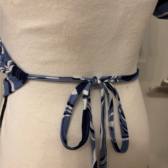 NWT blue swirl open back crop top blouse size L - Picture 10 of 12